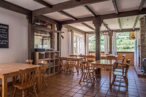 Desayuno de cocina local (EUR 4 por persona) 