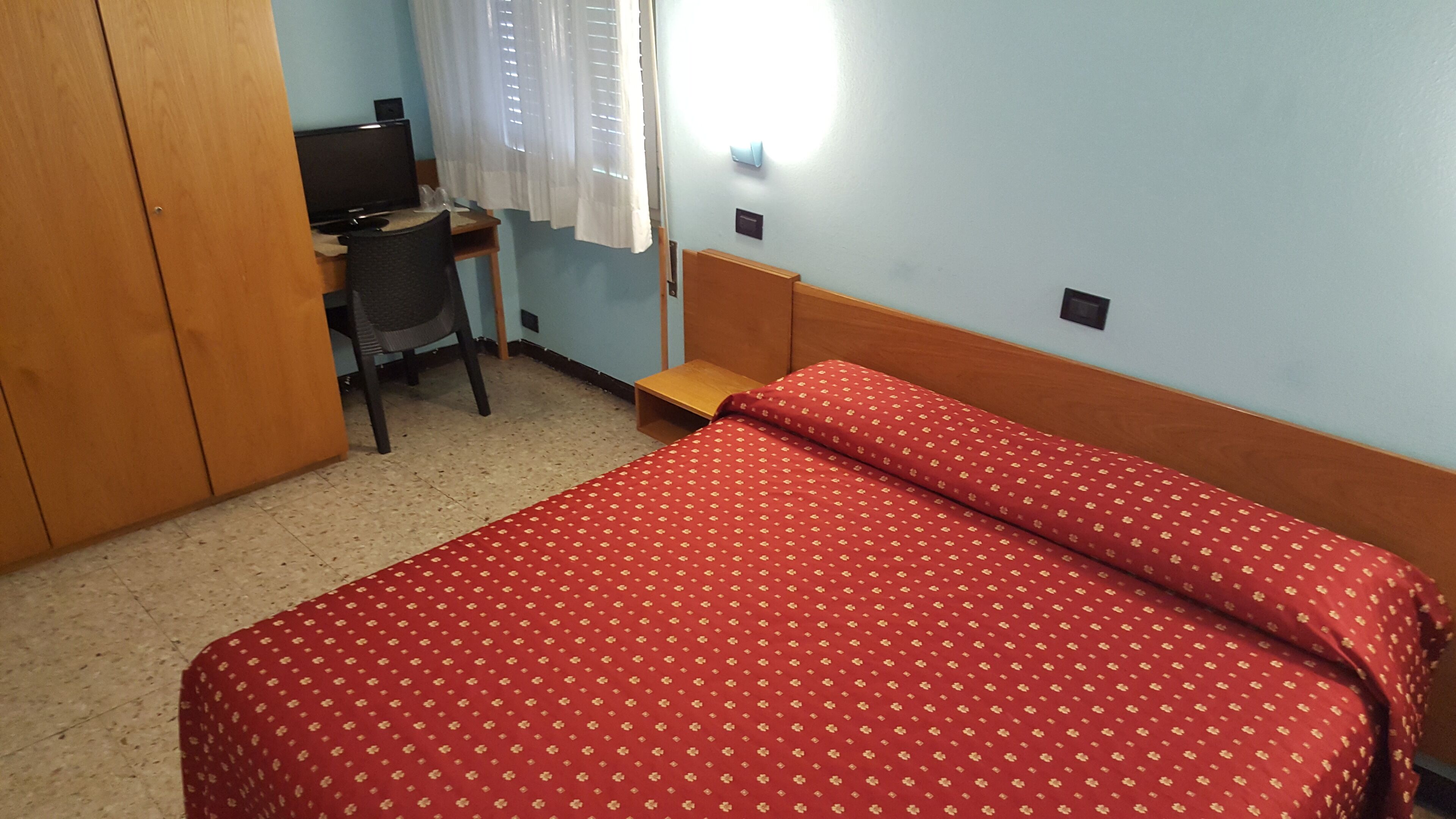 basic double or twin room, 1 double or 2 single beds | in-room safe, desk, free wifi
