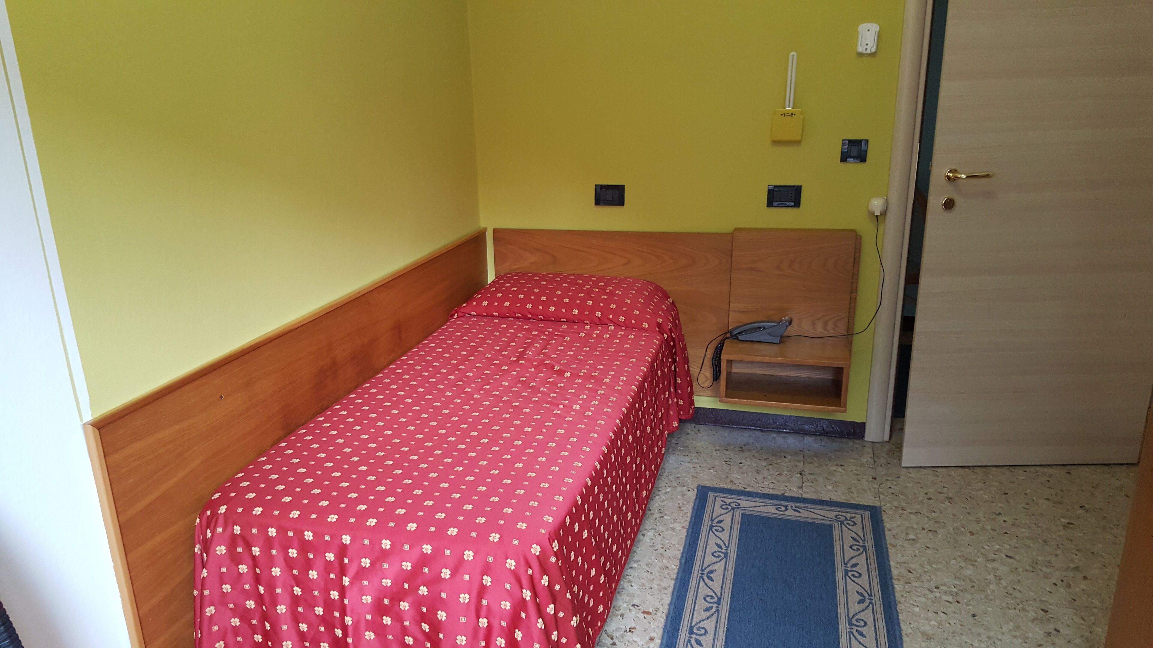 basic single room | in-room safe, desk, free wifi