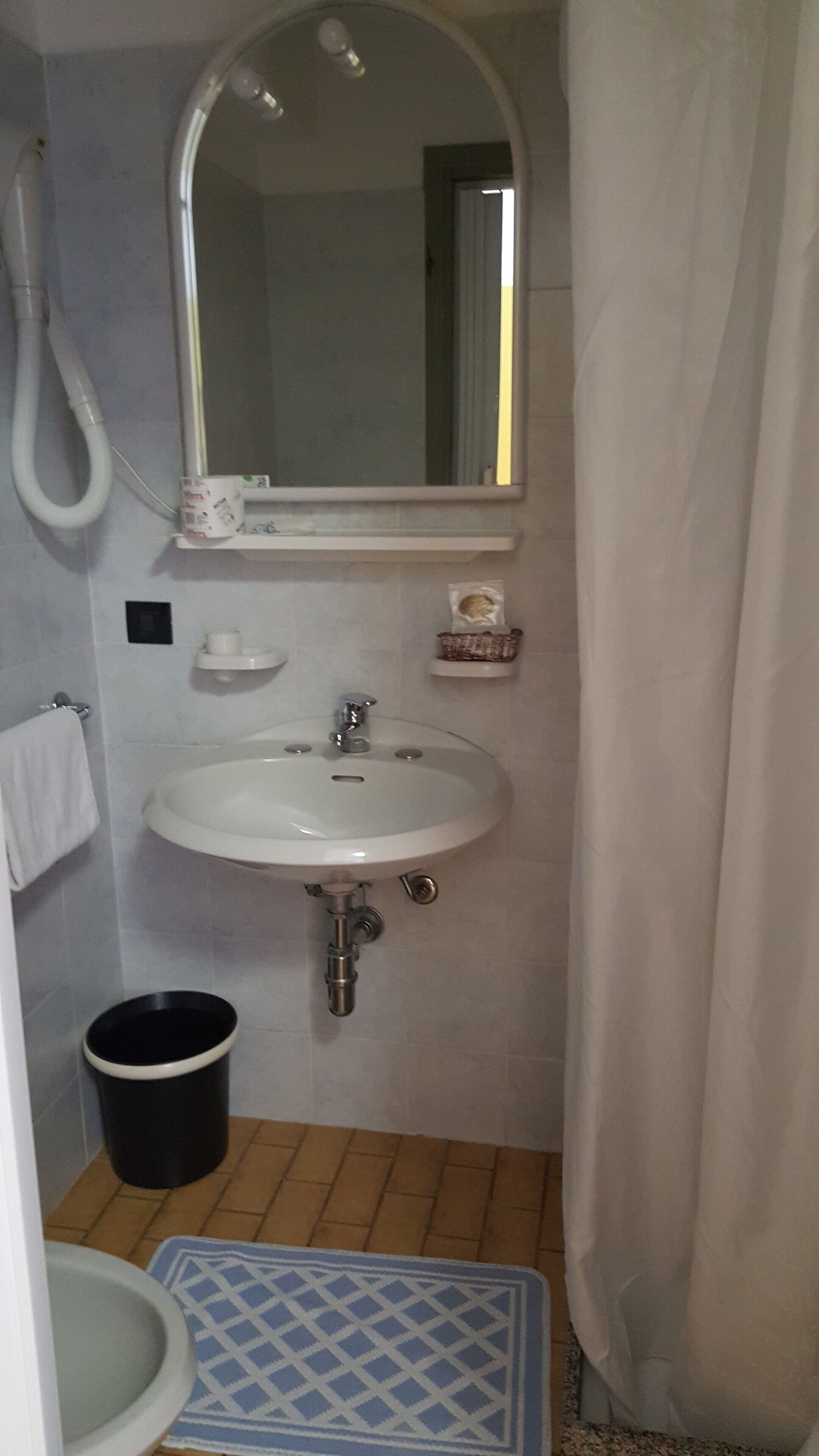 basic single room | bathroom | deep-soaking bathtub, free toiletries, hair dryer, bidet