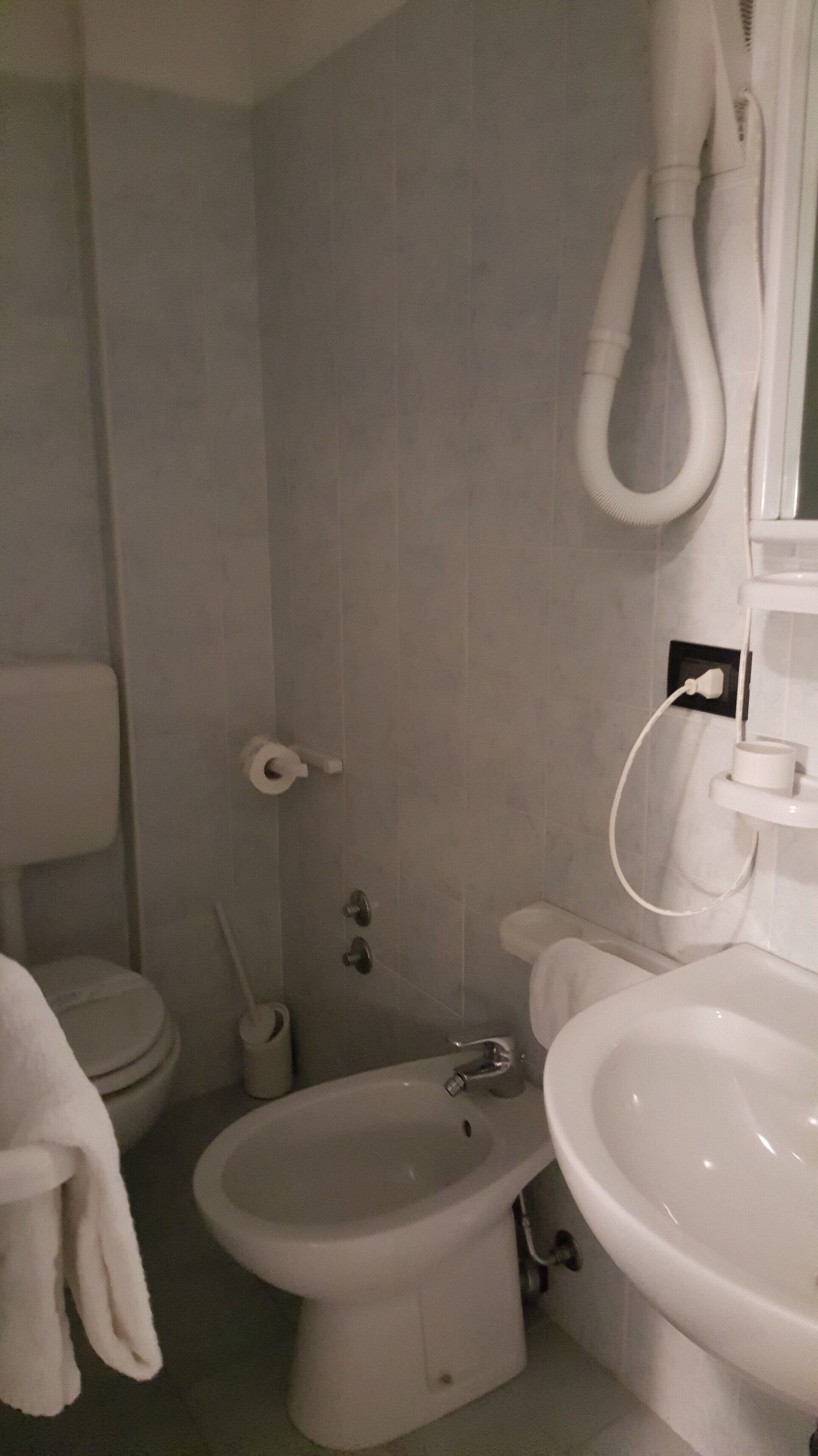 basic double or twin room, 1 double or 2 single beds | bathroom | deep-soaking bathtub, free toiletries, hair dryer, bidet