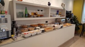 Montaje de bufé con diferentes alimentos y bebidas.