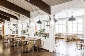 朝食、ランチ、ディナーに営業