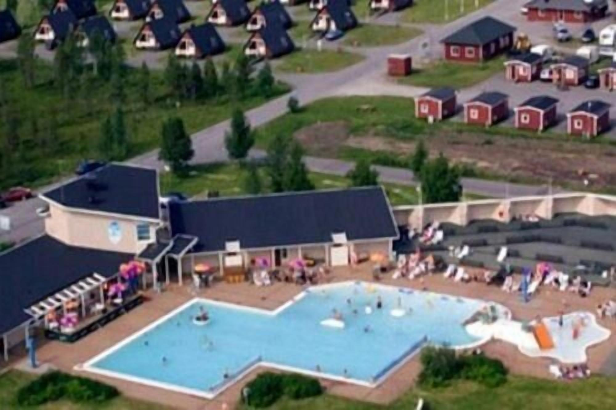 En säsongsöppen utomhuspool