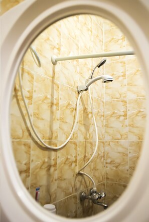Shower, free toiletries, slippers, towels - St Augustine Apartment & Hotel (Kigali)