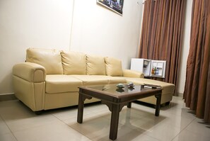 Habitación ejecutiva | Sala de estar | Una televisión de pantalla plana