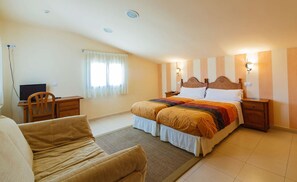 Quarto casal família | Escrivaninha, roupa de cama