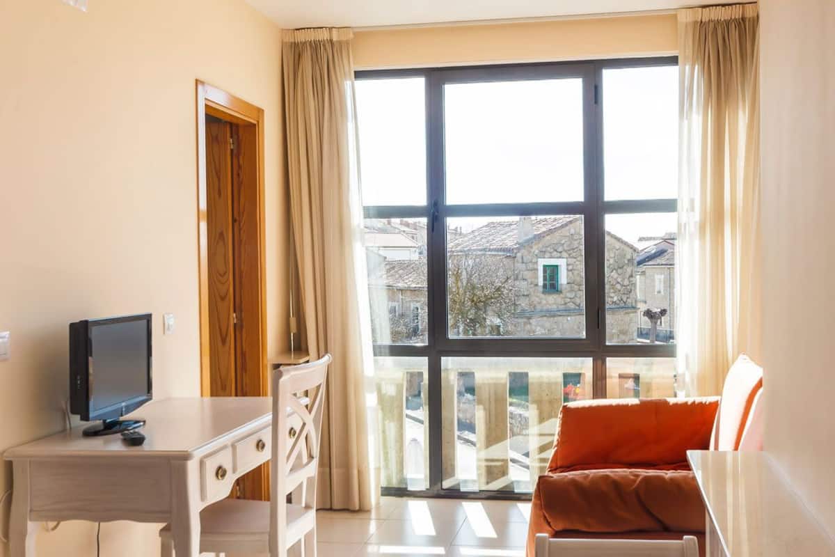 Habitación senior doble | Escritorio y ropa de cama