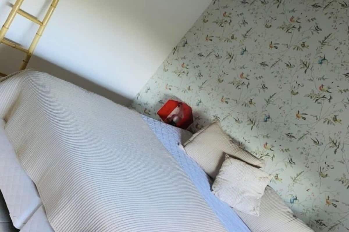 Cabin (Aramburu) | Down comforters, blackout drapes, WiFi (free), individually decorated