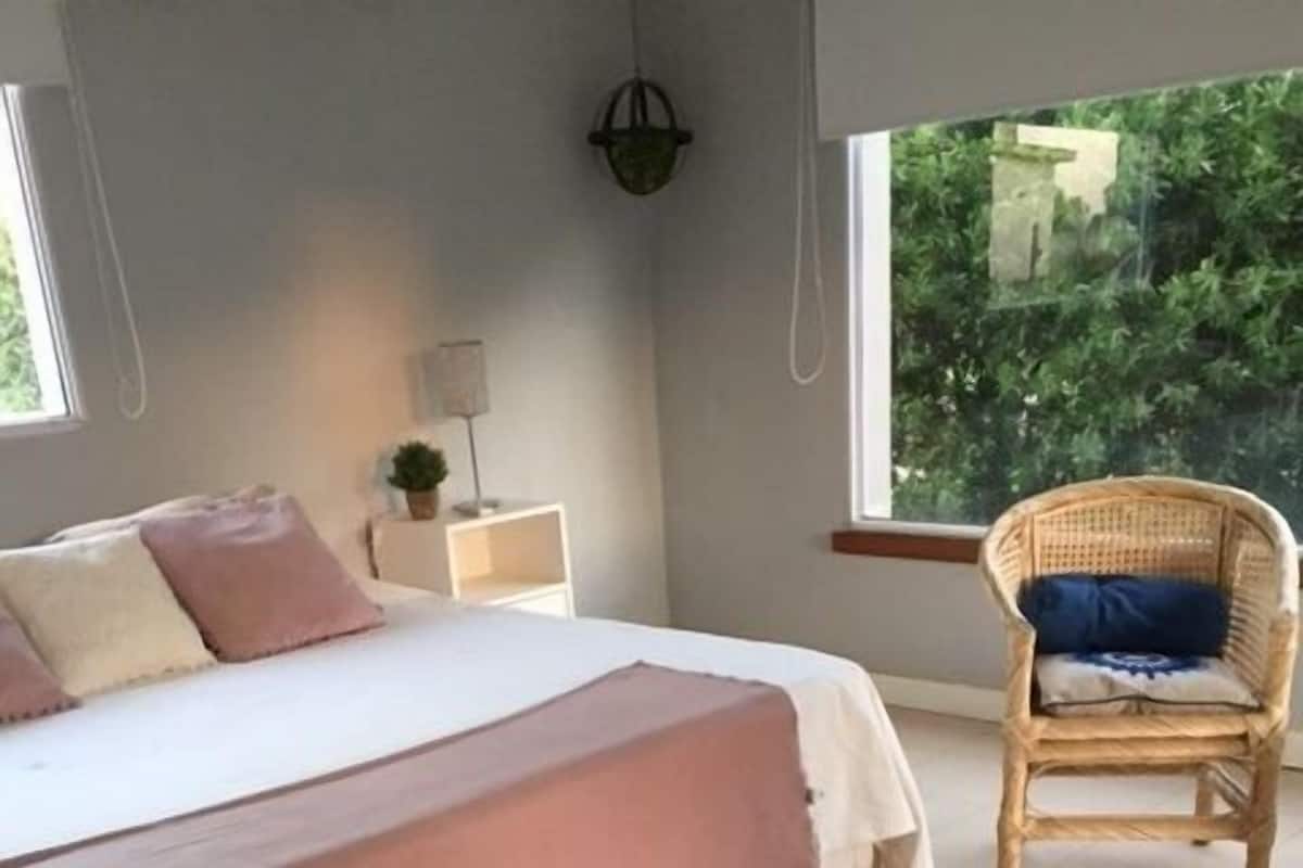 Suite | Down comforters, blackout drapes, WiFi (free), individually decorated