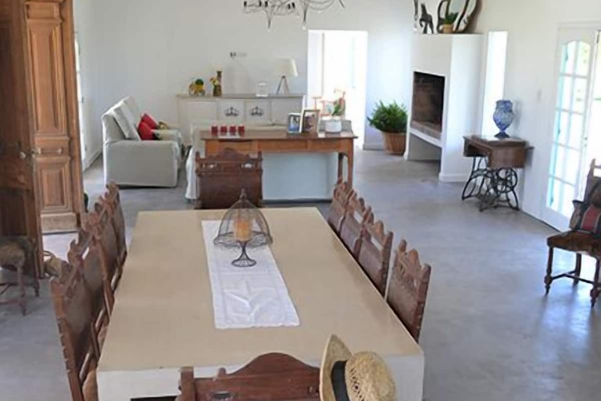 Casa de campo família | Área de estar | TV de tela plana 32 polegadas com canais a cabo, TV