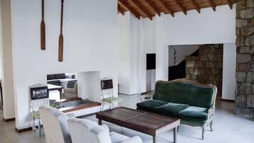 House, 3 Bedrooms | Living area | 32-inch flat-screen TV with cable channels, TV