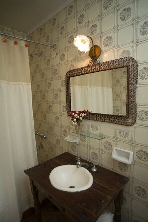 Superior Twin Room, 2 Single Beds | Bathroom | Shower, towels - Posada Don Salvador (San Antonio de Areco)