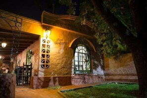 住宿正面 (夜晚)