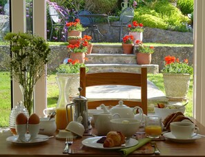 Dining - Brynteg Bed and Breakfast - Manorbier (Tenby)