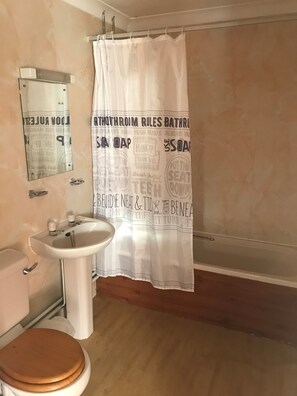 Standard Double Room, 1 Double Bed, Ensuite, Garden View | Bathroom | Free toiletries, hair dryer, towels