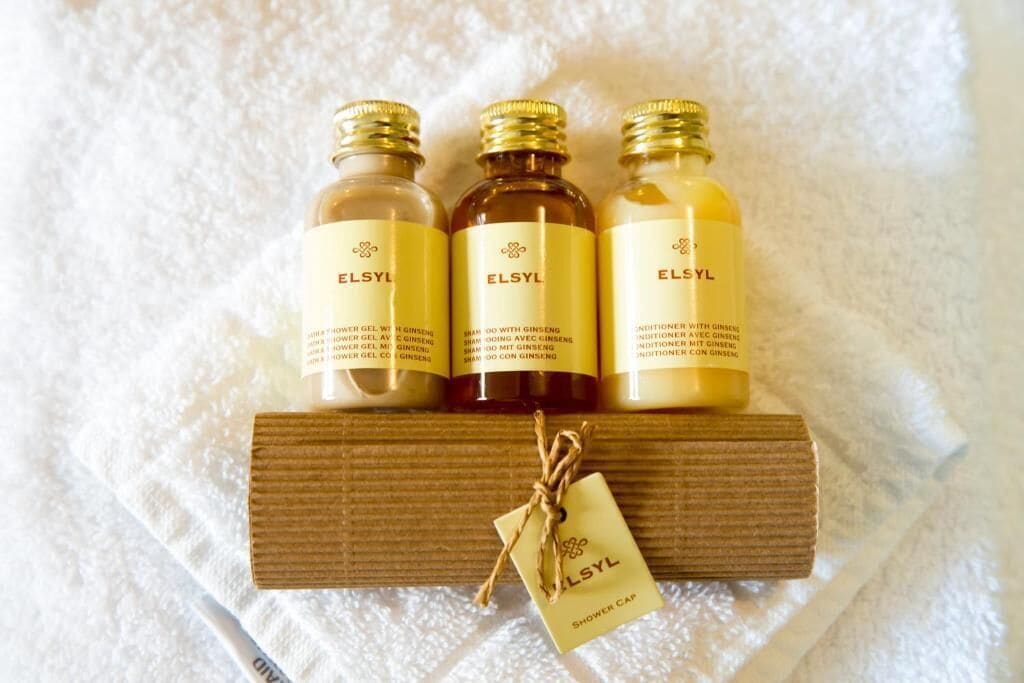 Trois bouteilles d’ELSYL sur une étagère en bois, avec une étiquette.