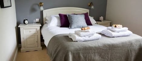 Chambre économique double, salle de bain attenante | Bureau, fer et planche à repasser, accÚs au Wi-Fi (inclus)