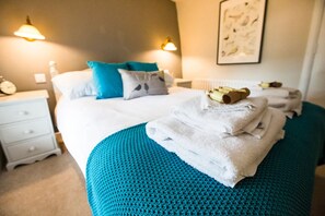 Double Room | Desk, iron/ironing board, free WiFi, bed sheets - The Anvil Inn (Blandford Forum)