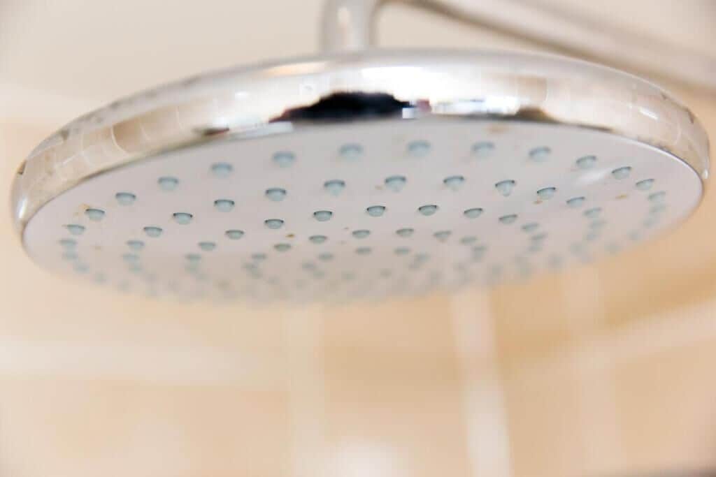 Un soffione doccia con diversi fori circolari.
