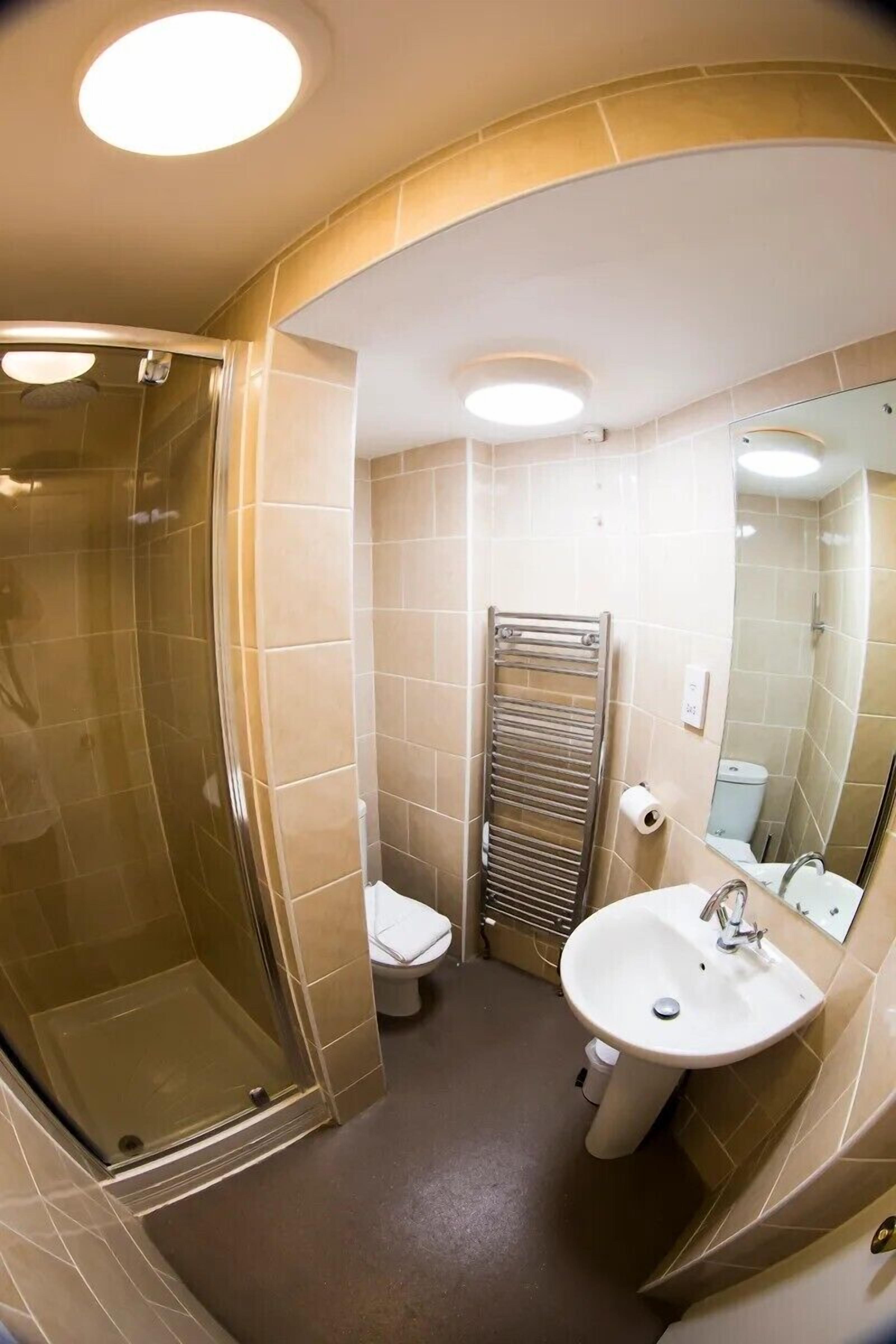 Twin Room | Bathroom | Free toiletries, towels