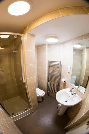 Kamar Twin | Kamar mandi | Perlengkapan mandi gratis dan handuk