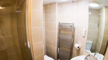 Twin Room | Bathroom | Free toiletries, towels