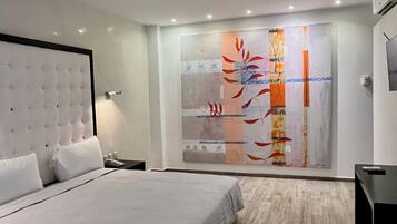Ropa de cama de alta calidad y caja de seguridad en la habitación