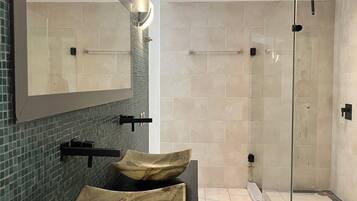 Een douche, een regendouche, gratis toiletartikelen, een haardroger