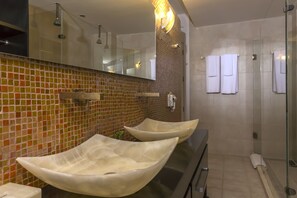 Bruser, brusehoved med spredningseffekt, gratis toiletartikler