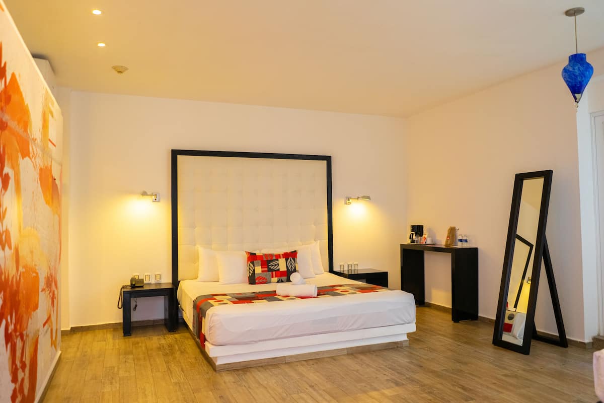 Superior kamer | Luxe beddengoed, een kluis op de kamer, een bureau