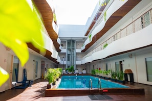 40-inch flat-screen TV with cable channels, TV - In Fashion Hotel & Spa  (Playa del Carmen)