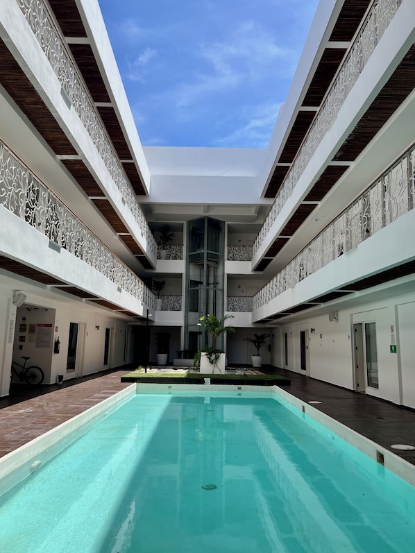 2 piscinas externas, funciona das 9h às 21h, espreguiçadeiras
