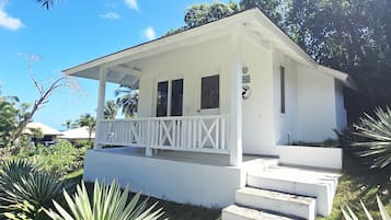 Deluxe Studio Suite, Pool View | Travel crib, free WiFi, bed sheets