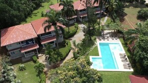 Un complexe hôtelier comprenant plusieurs bâtiments, une piscine et une végétation luxuriante.