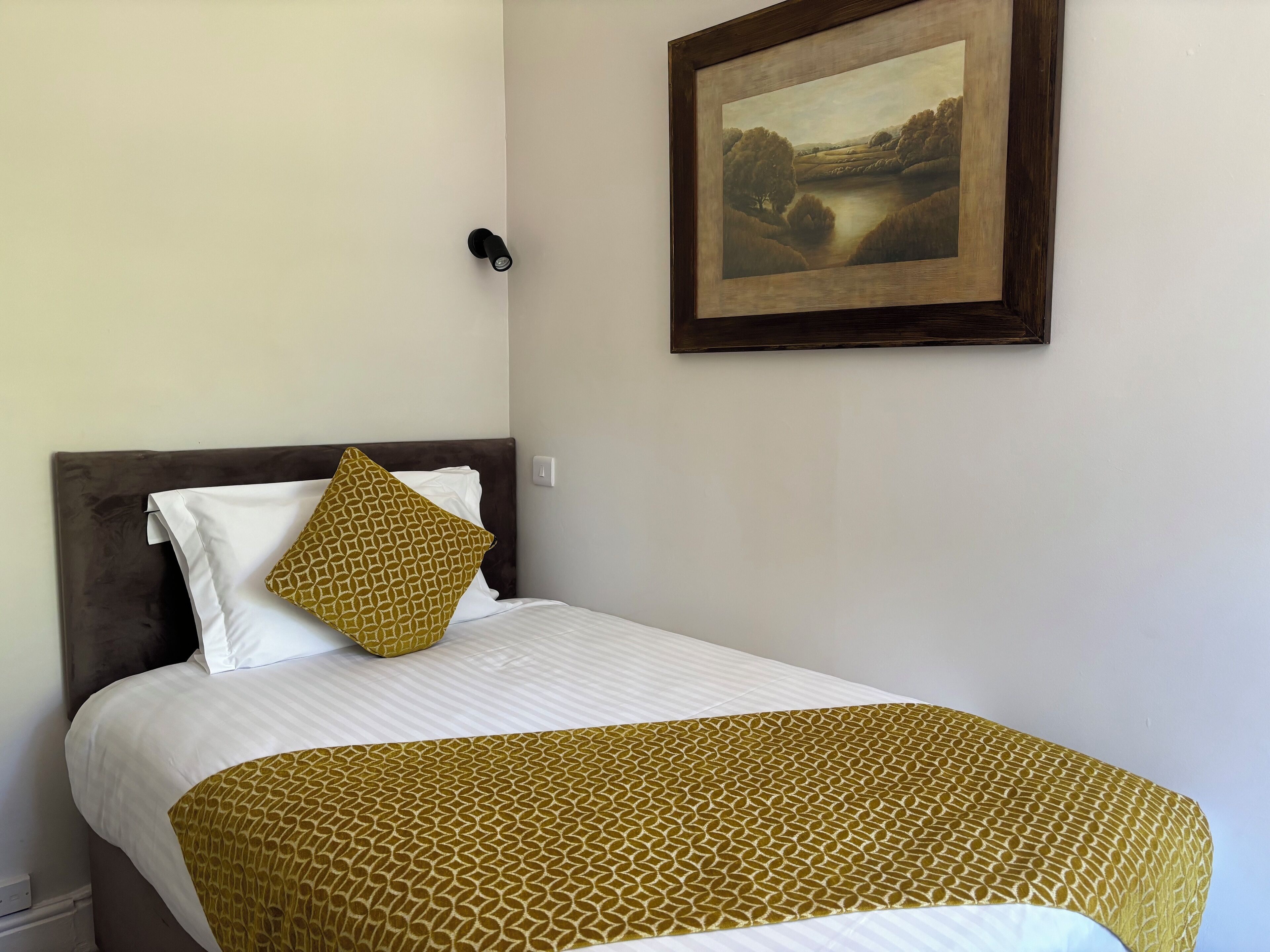 Classic Single Room (With Spa Access) | Tabla de planchar con plancha, wifi gratis y ropa de cama 