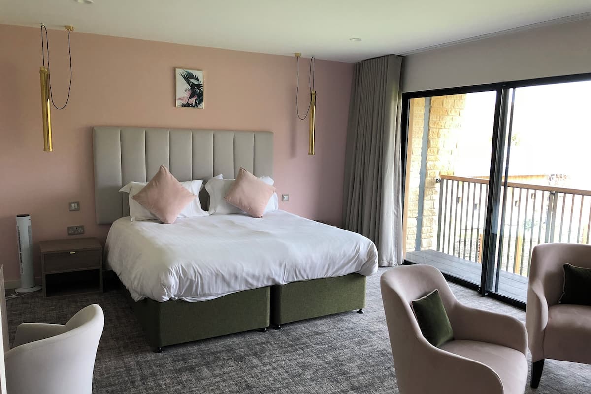 Deluxe Spa Double / Twin Bedroom (With Spa Access) | Iron/ironing board, free WiFi, bed sheets, wheelchair access