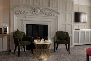 Deluxe 'Charles Allen Jones' Double / Twin Bedroom (With Spa Access) | Wohnbereich | Flachbildfernseher