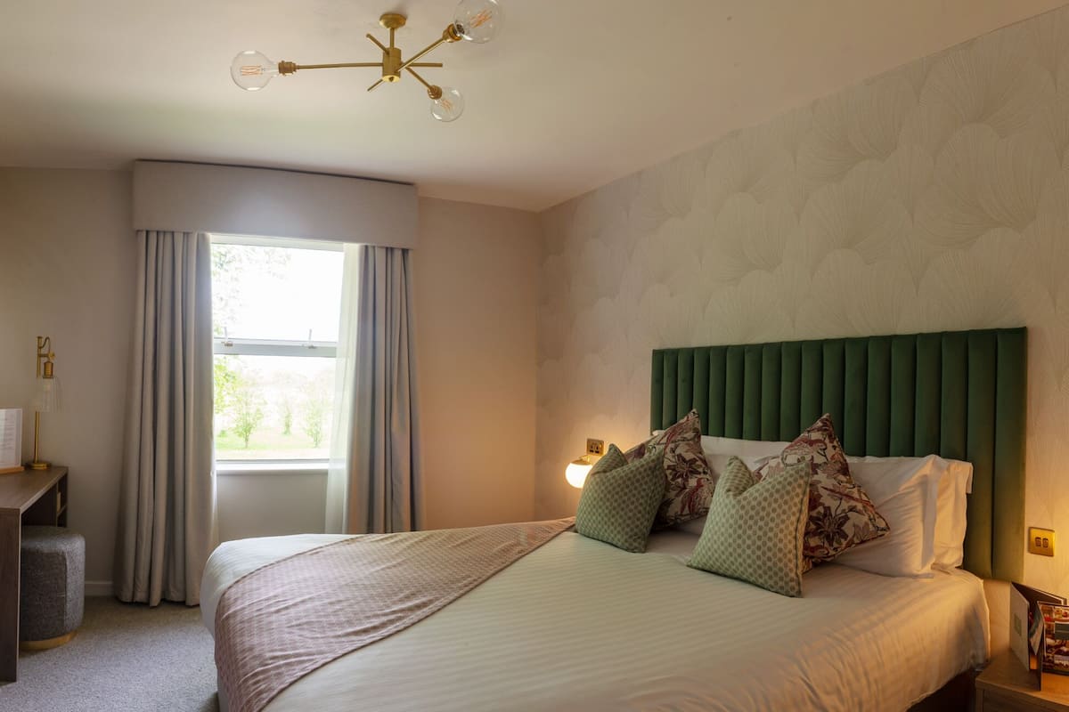 Classic Spa Double/Twin bedroom with spa access | Iron/ironing board, free WiFi, bed sheets, wheelchair access