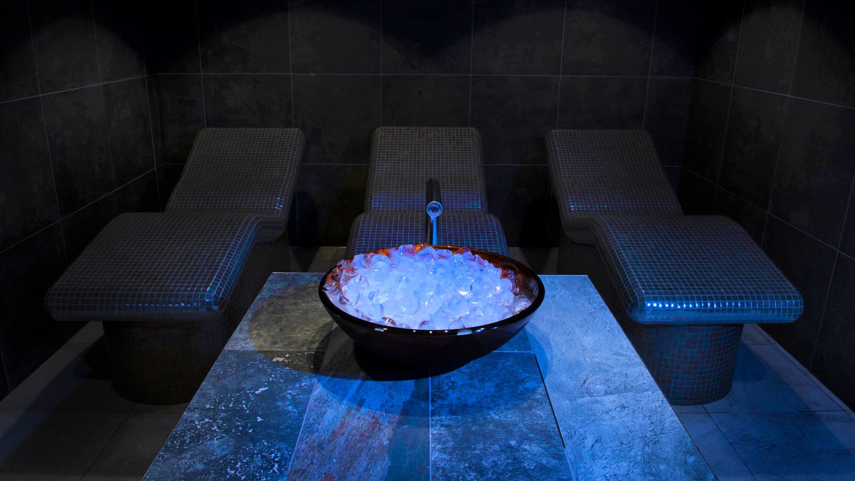 Behandlingsrom for par, kroppsbehandlinger og massasje med varme steiner