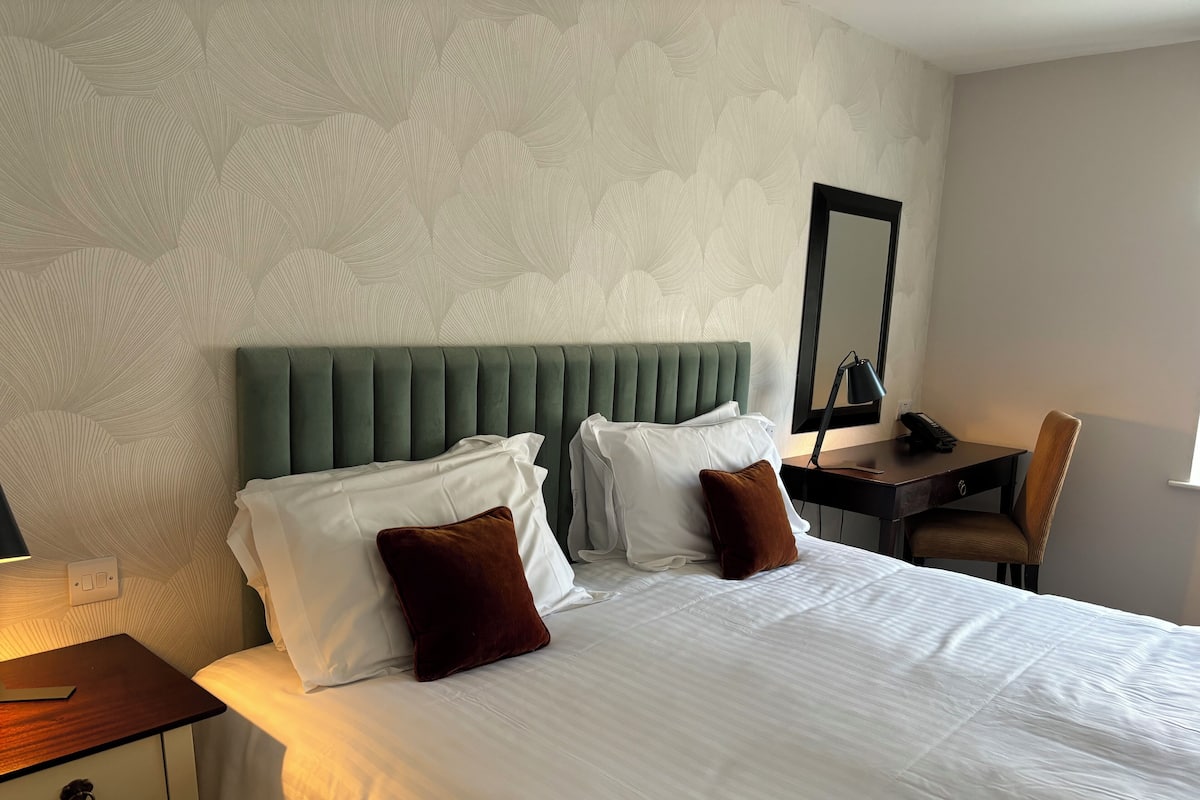 Classic Twin Room (Without Spa Access) | Iron/ironing board, free WiFi, bed sheets, wheelchair access