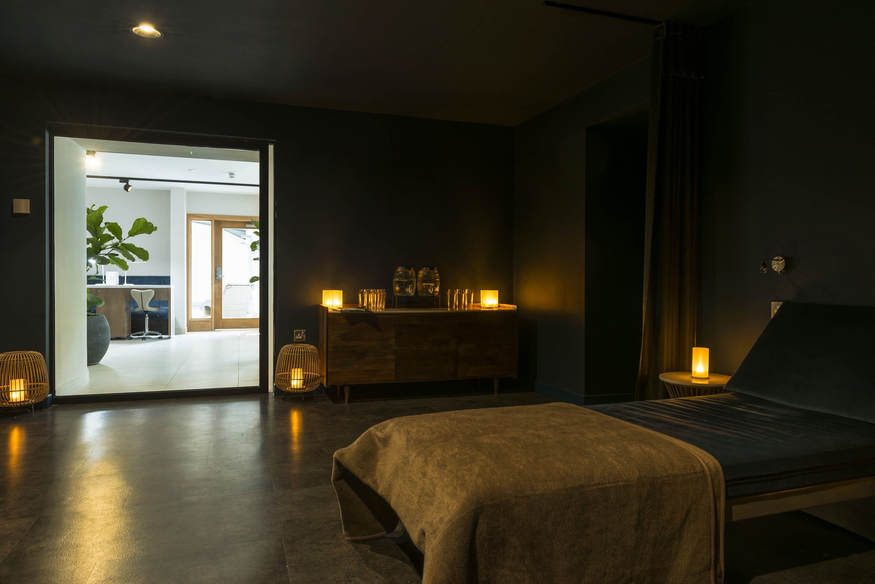 Une chambre à coucher moderne avec un lit, des lampes de chevet, une commode et un miroir.