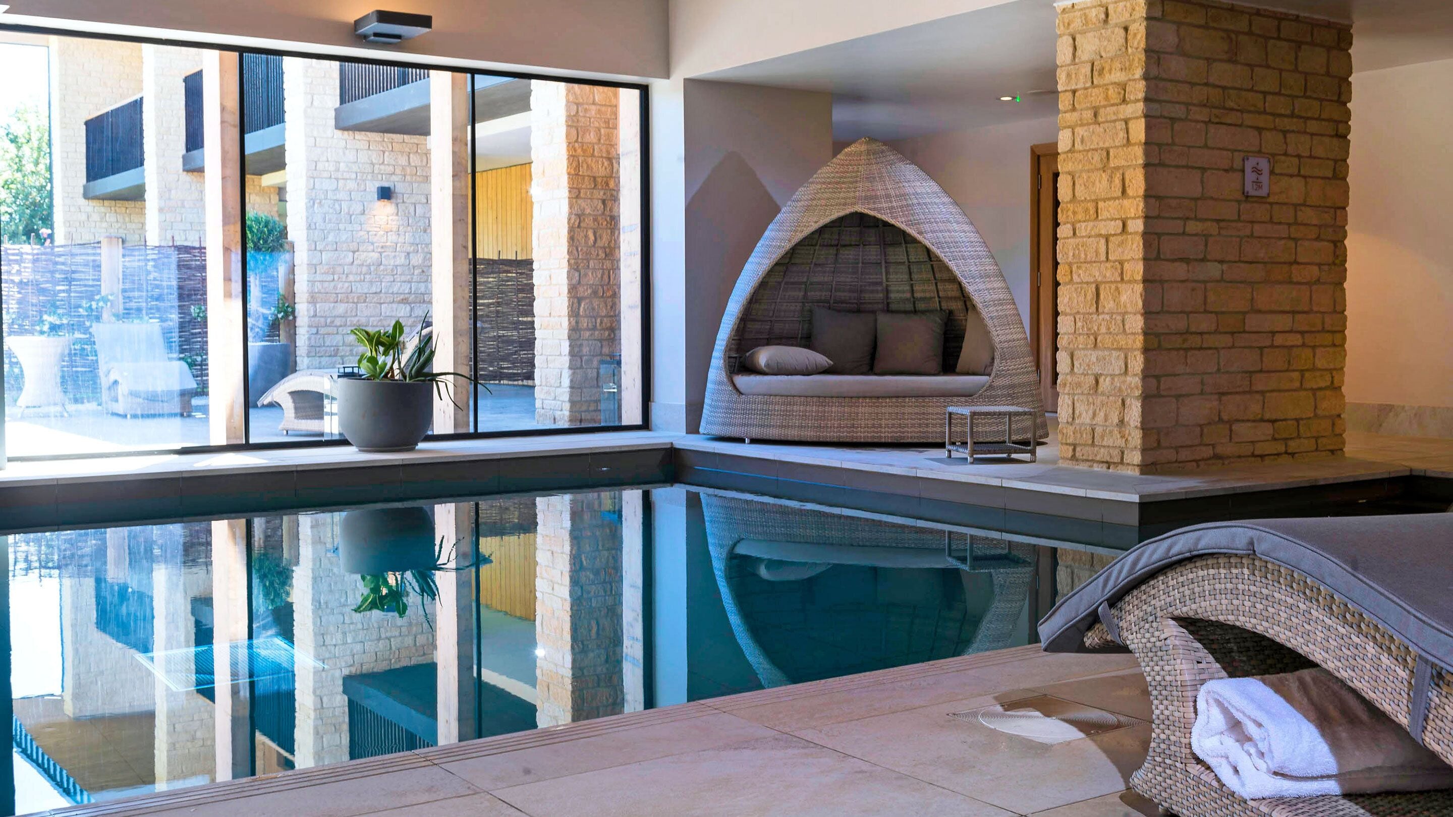 Una piscina cubierta