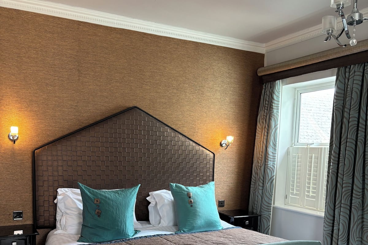 Executive 'Quays' Double / Twin Bedroom (With Spa Access) | Iron/ironing board, free WiFi, bed sheets, wheelchair access