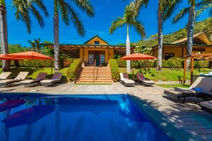 Outdoor pool, pool loungers - Hotel Palma de Oro (Bejuco)