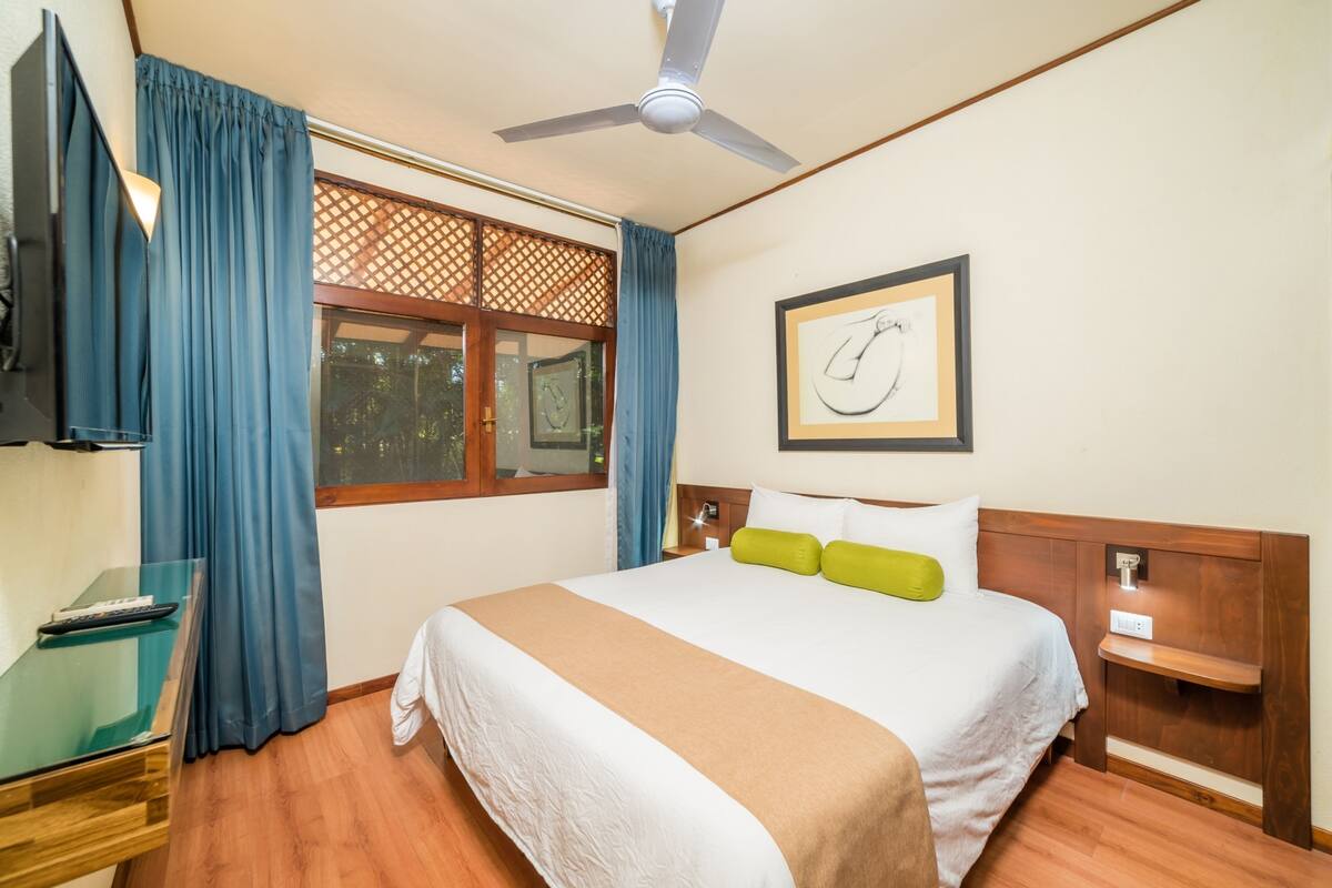 ห้องสวีท | 1 ห้องนอน, มินิบาร์, ตู้นิรภัยในห้องพัก, ผ้าม่านกันแสง
