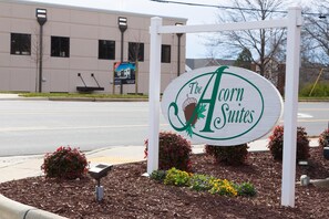 Exterior - The Acorn Suites (Mebane)