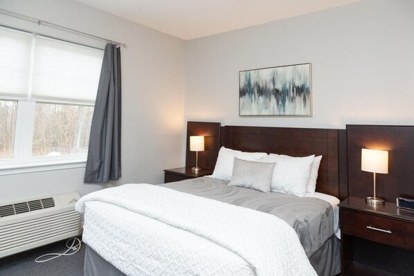 1 bedroom, premium bedding, pillow-top beds, desk