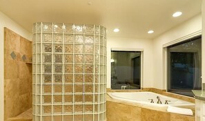 Condo, 4 chambres | Salle de bain | Ensemble baignoire-douche, serviettes fournies