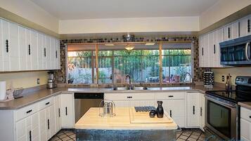 Condo, 3 Bedrooms | Private kitchen | Fridge, microwave, coffee/tea maker